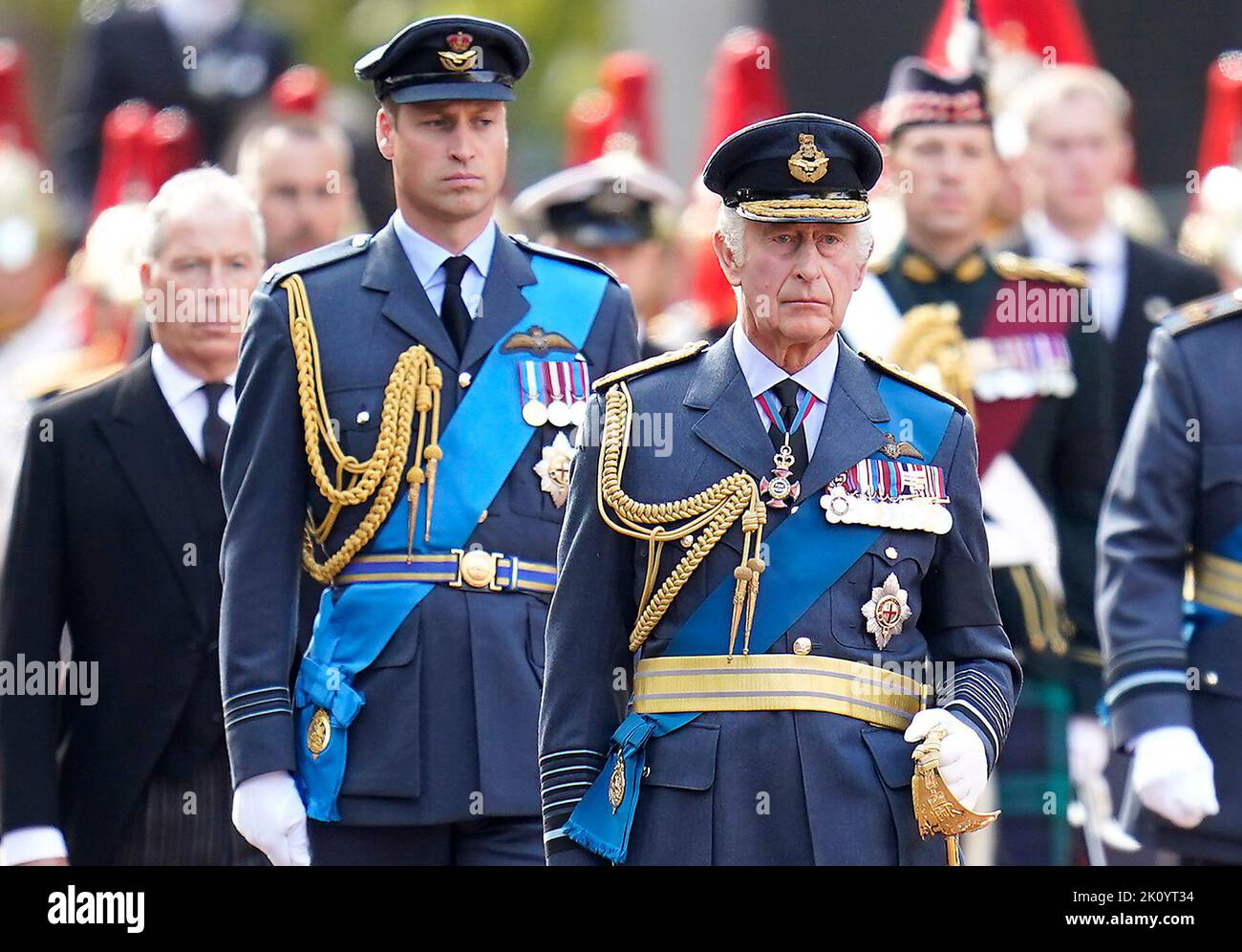 Re Carlo III (centro) e il Principe di Galles camminano dietro la bara della Regina Elisabetta II, drappeggiato nello Standard reale con la corona di Stato Imperiale posta in cima, come è trasportato su una carrozza trainata da cavalli della truppa del Re Royal Horse Artillery, Durante la processione cerimoniale da Buckingham Palace a Westminster Hall, Londra, dove si trova in stato prima del suo funerale di lunedì. Data immagine: Mercoledì 14 settembre 2022. Foto Stock