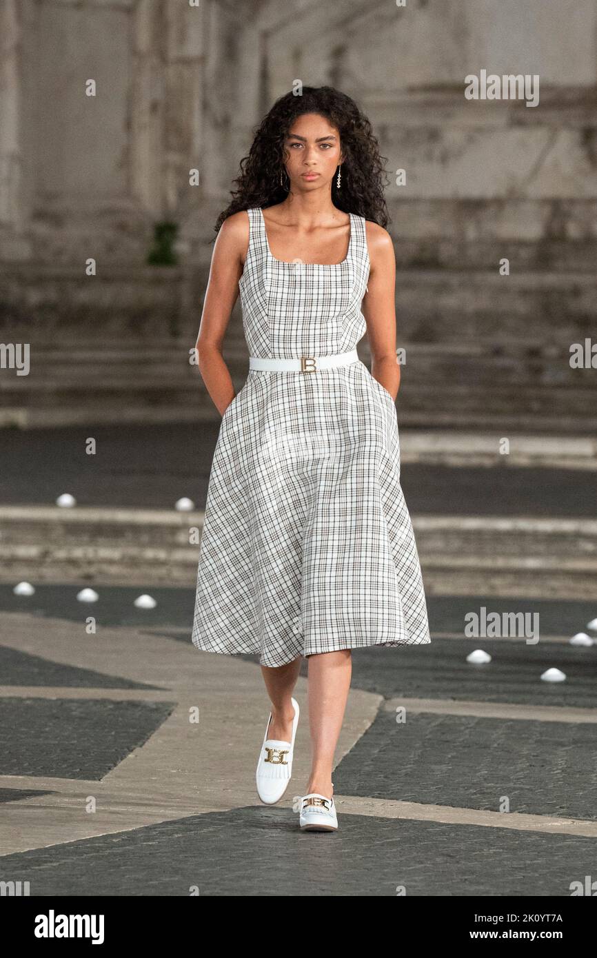 Roma, Italia. 12th Set, 2022. Un modello cammina sulla pista durante la sfilata di moda Laura Biagiotti collezione Primavera-Estate 2023 in Piazza Campidoglio a Roma. Credit: SOPA Images Limited/Alamy Live News Foto Stock