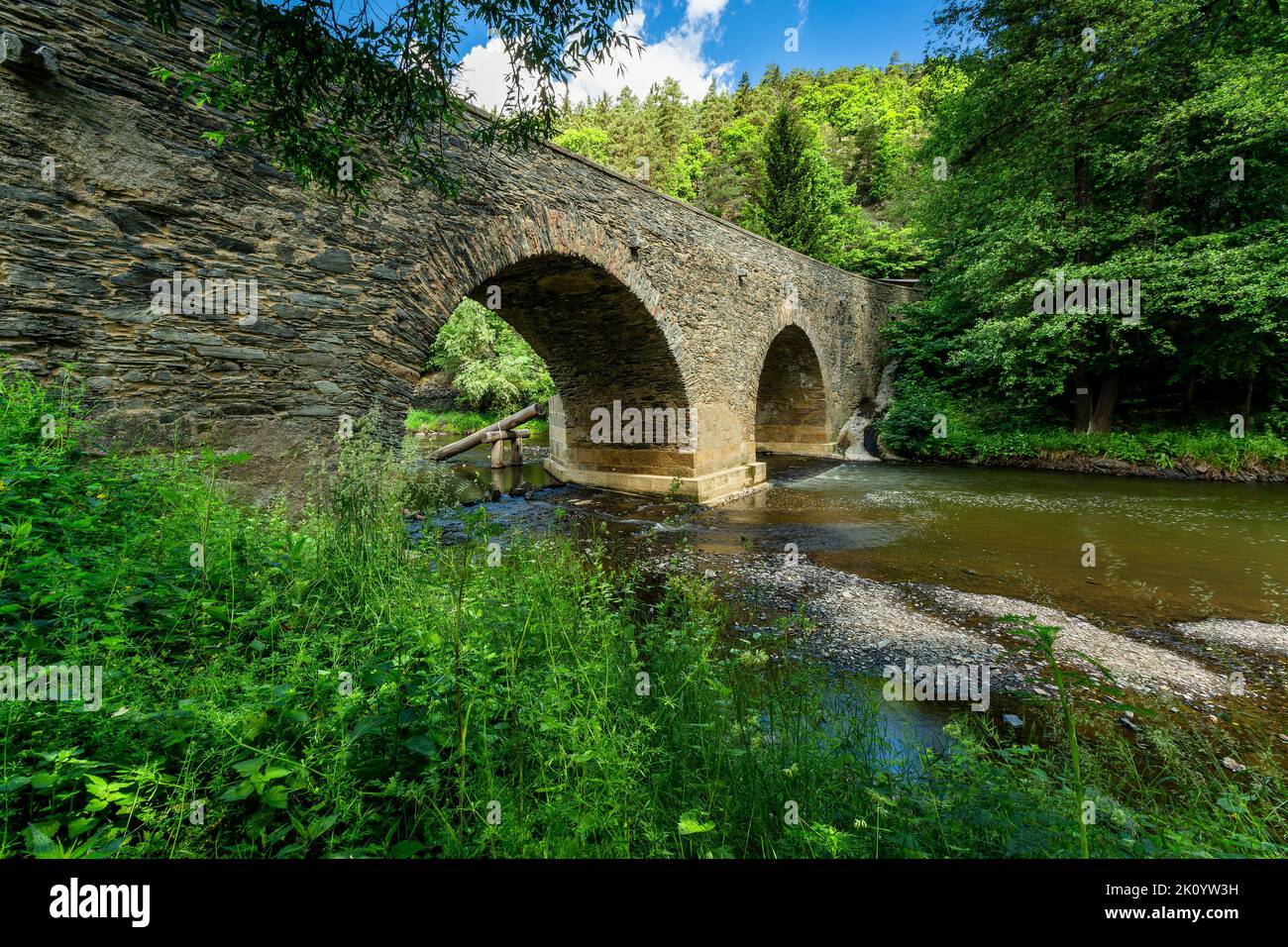 Rabstejn nad Strelou, Repubblica Ceca - Giugno 12 2022: Vista dello storico ponte di arenaria sul fiume Strela fatto nel 14th ° secolo, un secondo Foto Stock