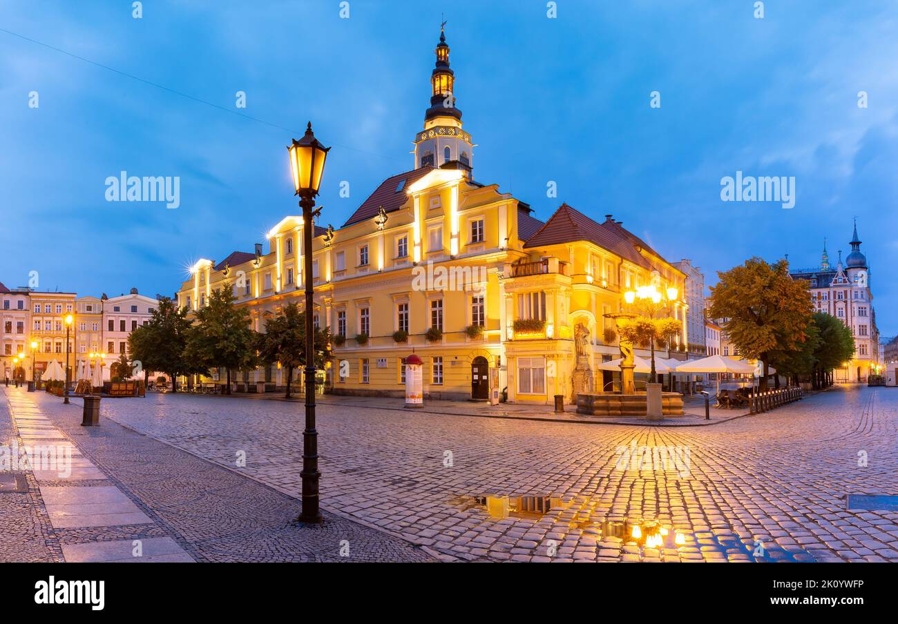 Piazza del mercato durante l'ora blu mattutina nella città vecchia di Swidnica, Slesia, Polonia. Foto Stock