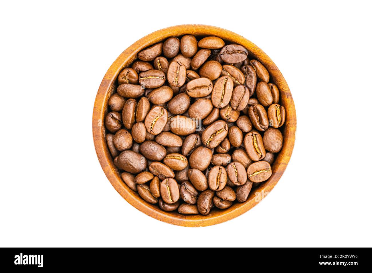Vista dall'alto o pila piatta di chicchi di caffè aromatici tostati marrone in ciotola di legno isolaten su sfondo bianco con percorso di ritaglio. Foto Stock