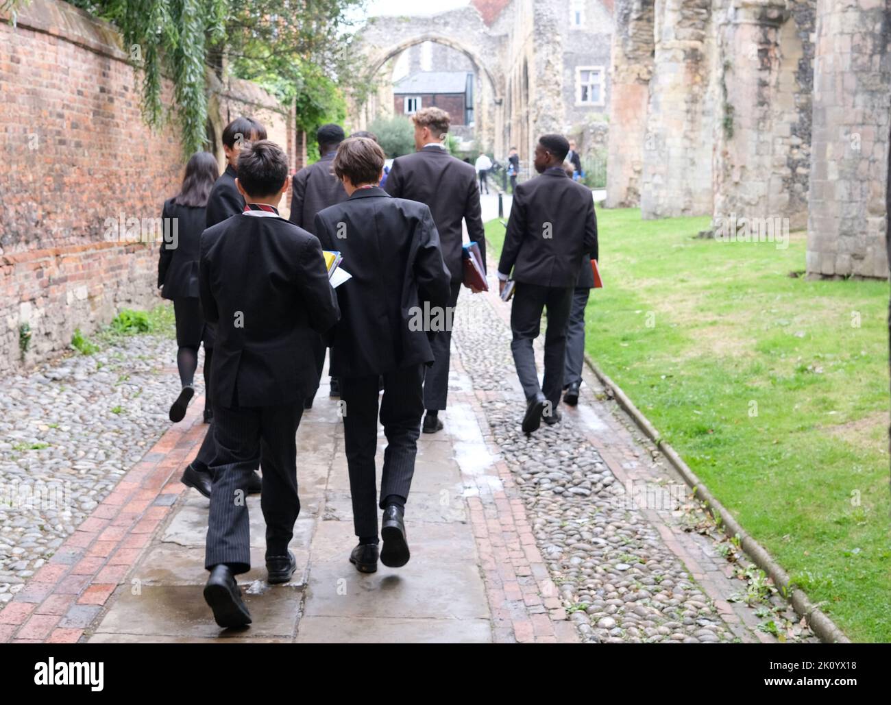 studenti della scuola dei re che camminano nei terreni della cattedrale di canterbury, kent, regno unito settembre 2022 Foto Stock