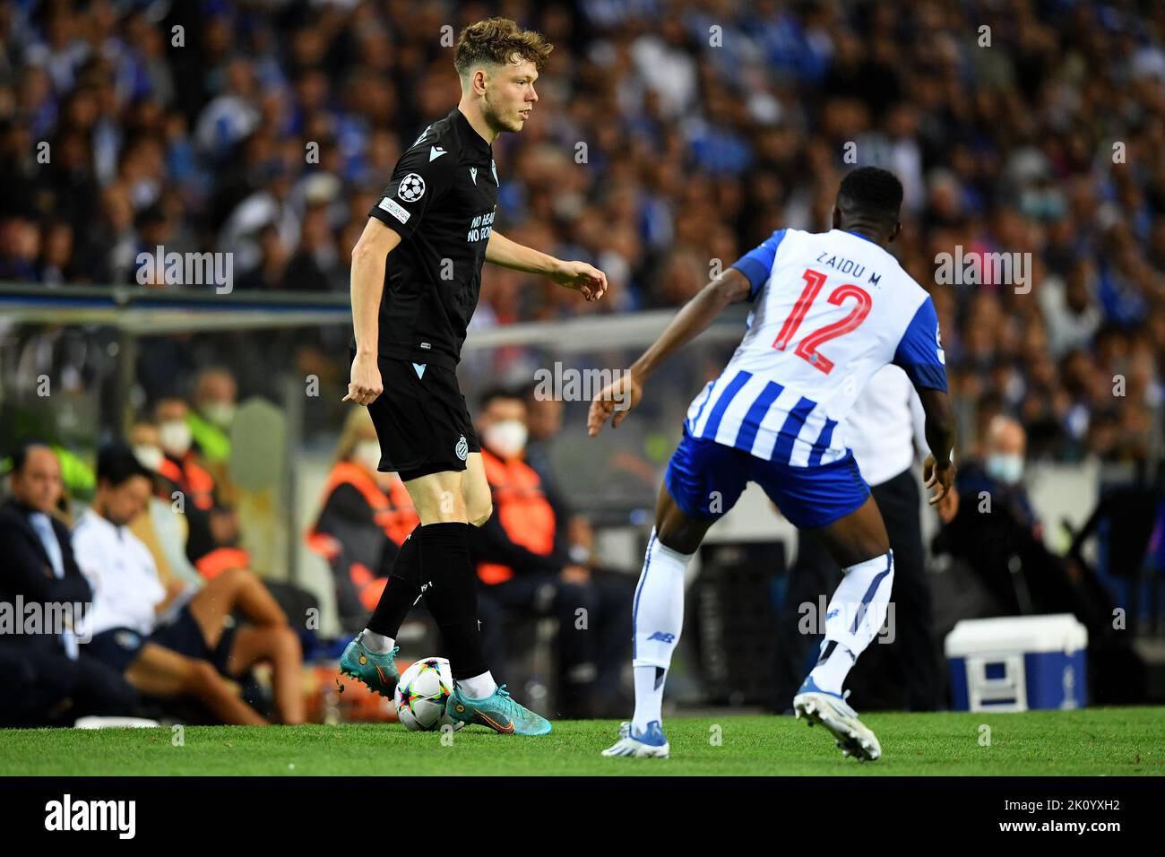 13th settembre 2022; Estádio do drag&#XE3;o, Porto, Portogallo; Champions League calcio, Porto contro Club Brugge: Zaidu Sanusi di Porto observa Andreas Skov Olsen del Club Brugge Foto Stock