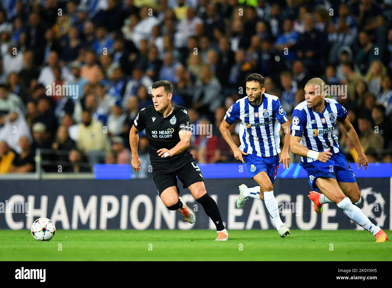 13th settembre 2022; Estádio do drag&#XE3;o, Porto, Portogallo; Champions League calcio, Porto contro Club Brugge: Jo&#XE3;o Mário e Pepe di Porto, picchiati dal turno da Ferran Juttl&#xe0; del Club Brugge Foto Stock