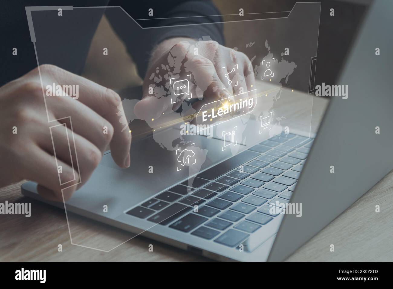 E-learning online. Modo di istruzione remoto e sicuro. La persona sta lavorando su un computer portatile. Foto Stock