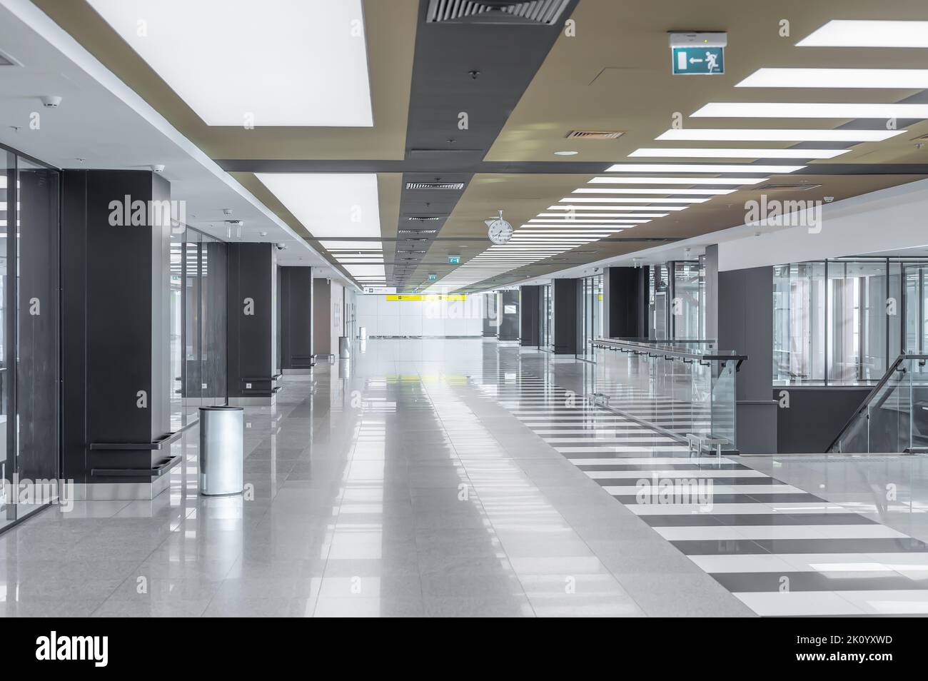 sfondo all'interno di un moderno edificio amministrativo o aeroportuale. all'interno di un grande edificio d'affari senza sfondo di persone. Ingresso ufficio Foto Stock