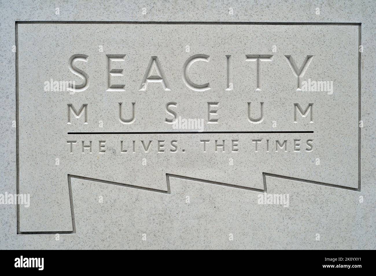 Insegna fuori SeaCity Museum, Southampton, Hampshire, Inghilterra. Foto Stock