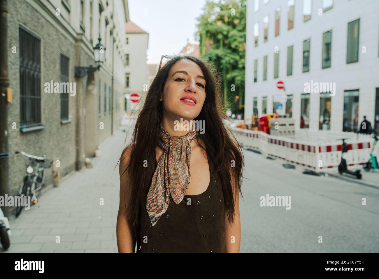 Ritratto di giovane donna in città Foto Stock