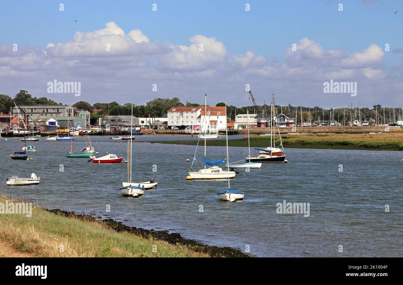 Città costiera inglese di Woodbridge sul fiume Deben, Suffolk, East Anglia, Inghilterra, con barche ormeggiate Foto Stock