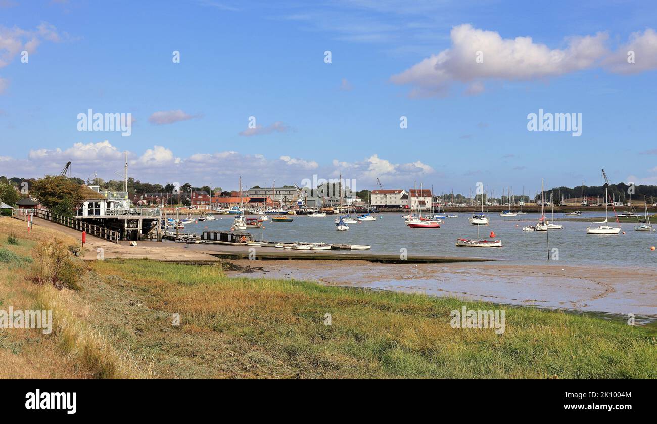 Città costiera inglese di Woodbridge sul fiume Deben, Suffolk, East Anglia, Inghilterra, con barche ormeggiate Foto Stock