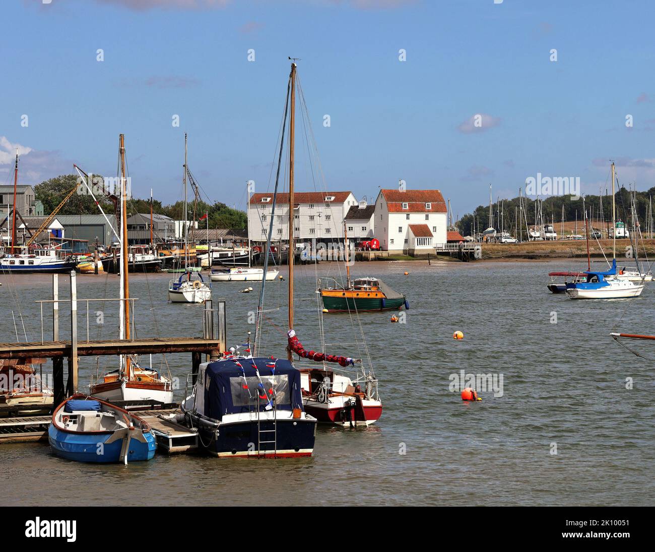 Città costiera inglese di Woodbridge sul fiume Deben, Suffolk, East Anglia, Inghilterra, con barche ormeggiate Foto Stock