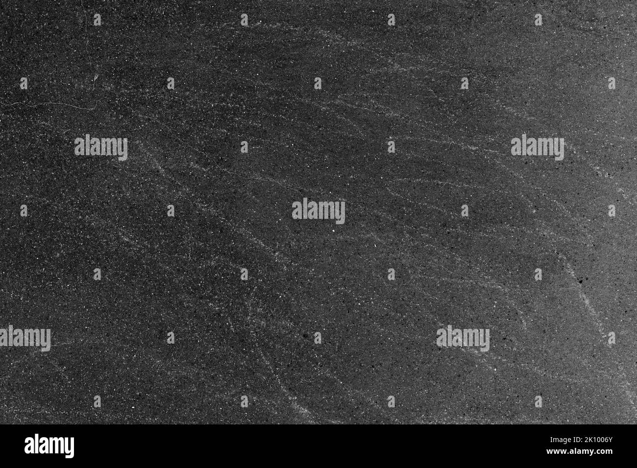 Graffia la superficie della parete di pietra scura per la texture dello sfondo Foto Stock