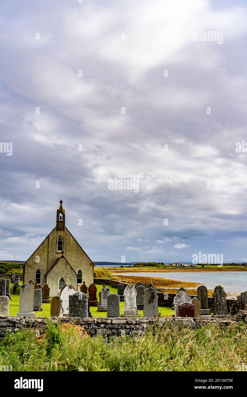 chiesa e cimitero sul bordo di un lago sull'isola di hoy, orkney, scozia, regno unito Foto Stock
