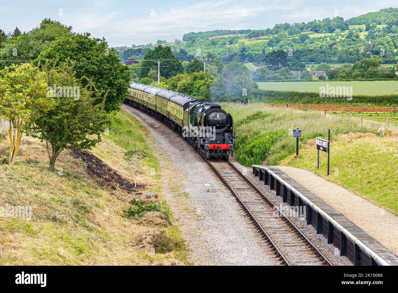 Motore a vapore 35006 Peninsular & Oriental S. N.Co. (SR 21C6 & BR 35006) passando Hailes Abbey si ferma sulla Gloucestershire & Warwickshire Railway 6/7/22 Foto Stock