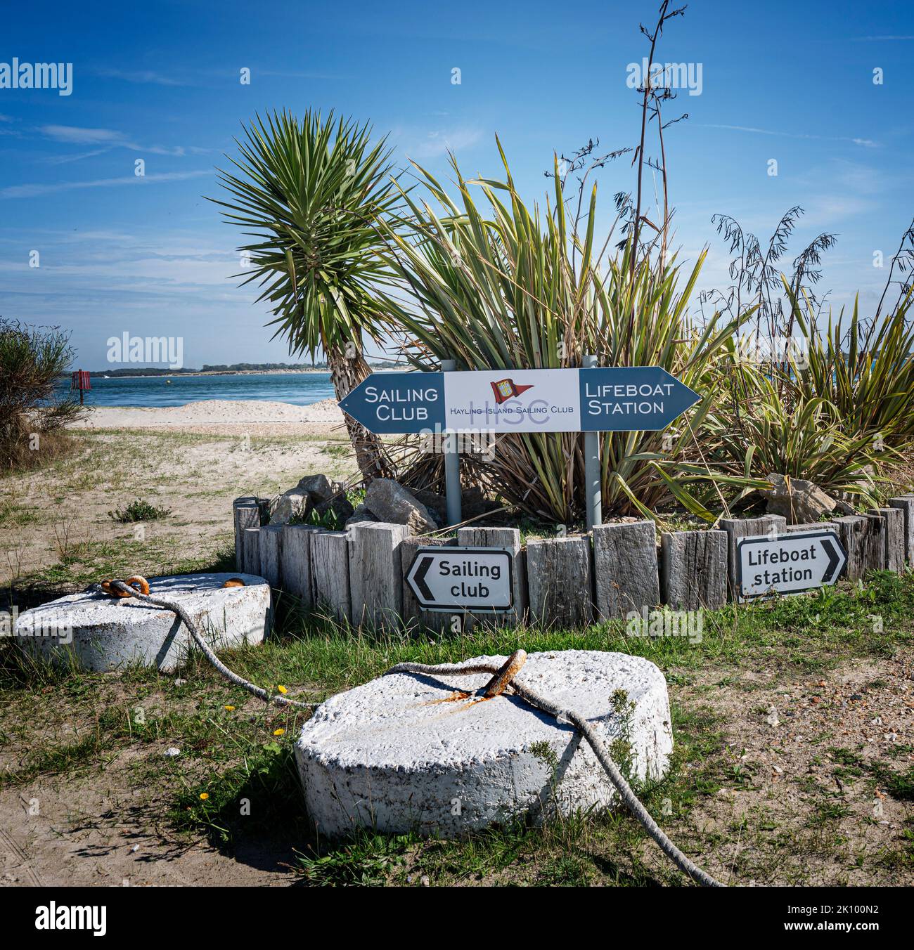 Cartello raffigurante lo yacht club di Hayling Island e la stazione dei lifboat. Foto Stock