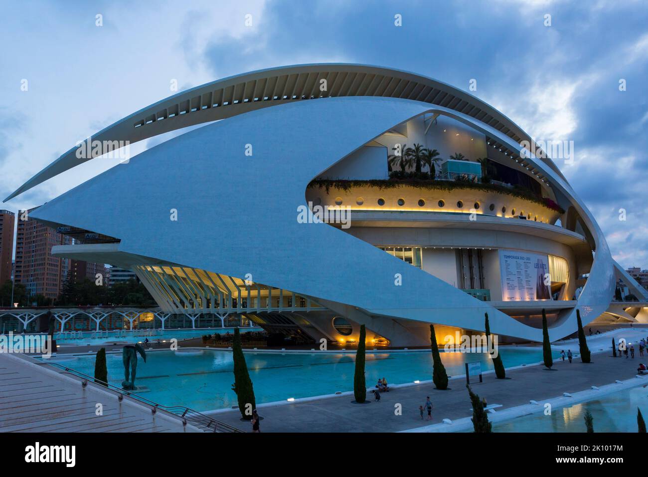 El Palau de les Arts Reina Sofia, Teatro dell'Opera, alla Città delle Arti e delle Scienze di Valencia, Spagna al tramonto di settembre Foto Stock