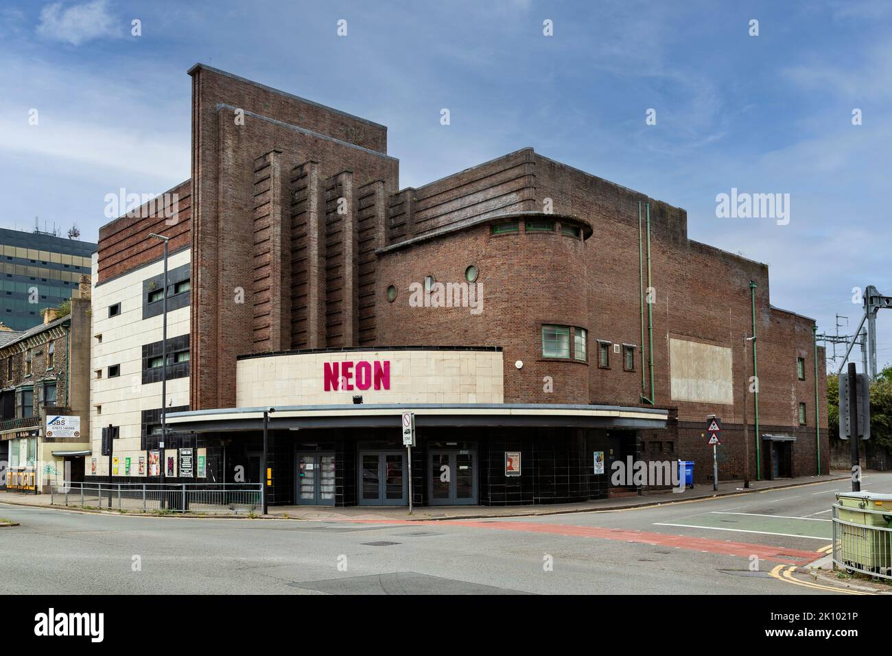 Ex cinema Odeon su Clarence Place, Newport, Monmouthshire, inaugurato nel 1938. Ora un nightclub, ha mostrato il suo ultimo film nel 1981. Grado 2 elencato Foto Stock