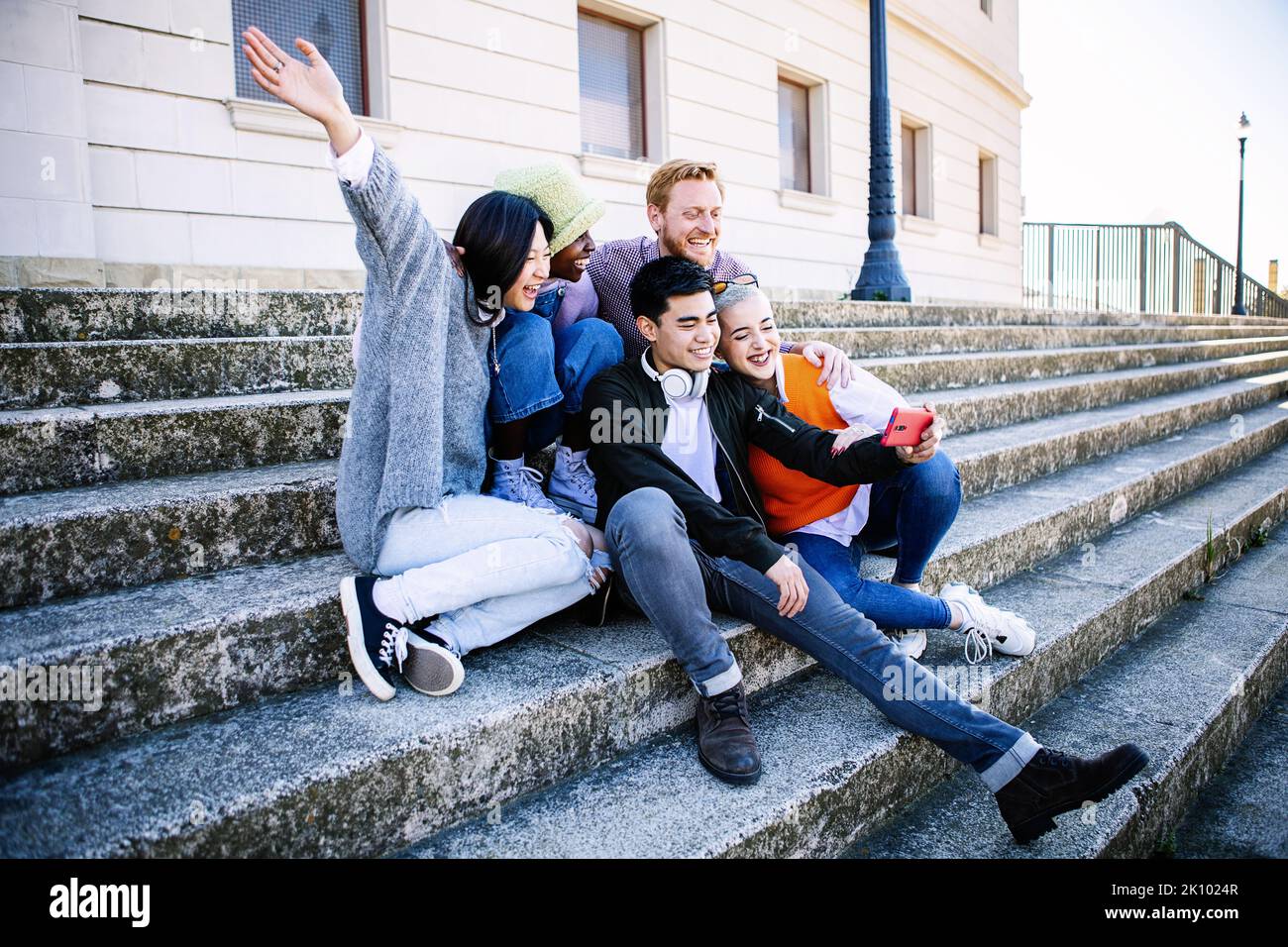 Felice gruppo sorridente di giovani amici che prendono selfie ritratto insieme al telefono Foto Stock