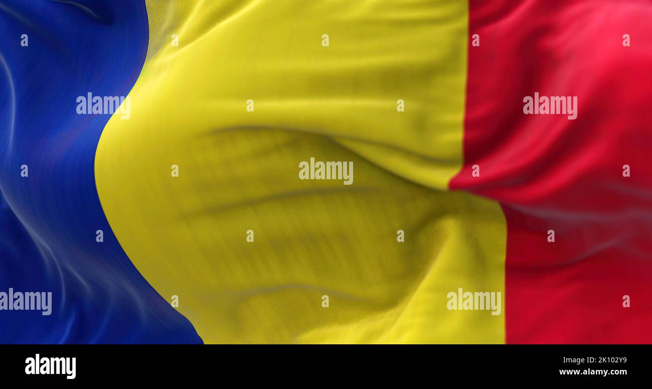 Vista ravvicinata della bandiera nazionale rumena che sventola nel vento. La Romania è un paese situato al crocevia dell'UE centrale, orientale e sudorientale Foto Stock