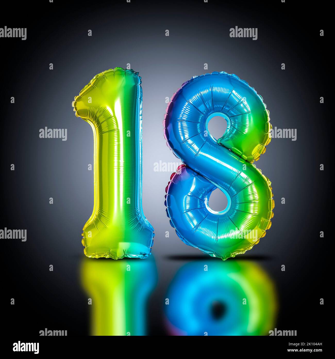 palloncini iridescenti formano il numero 18, sfondo nero Foto Stock