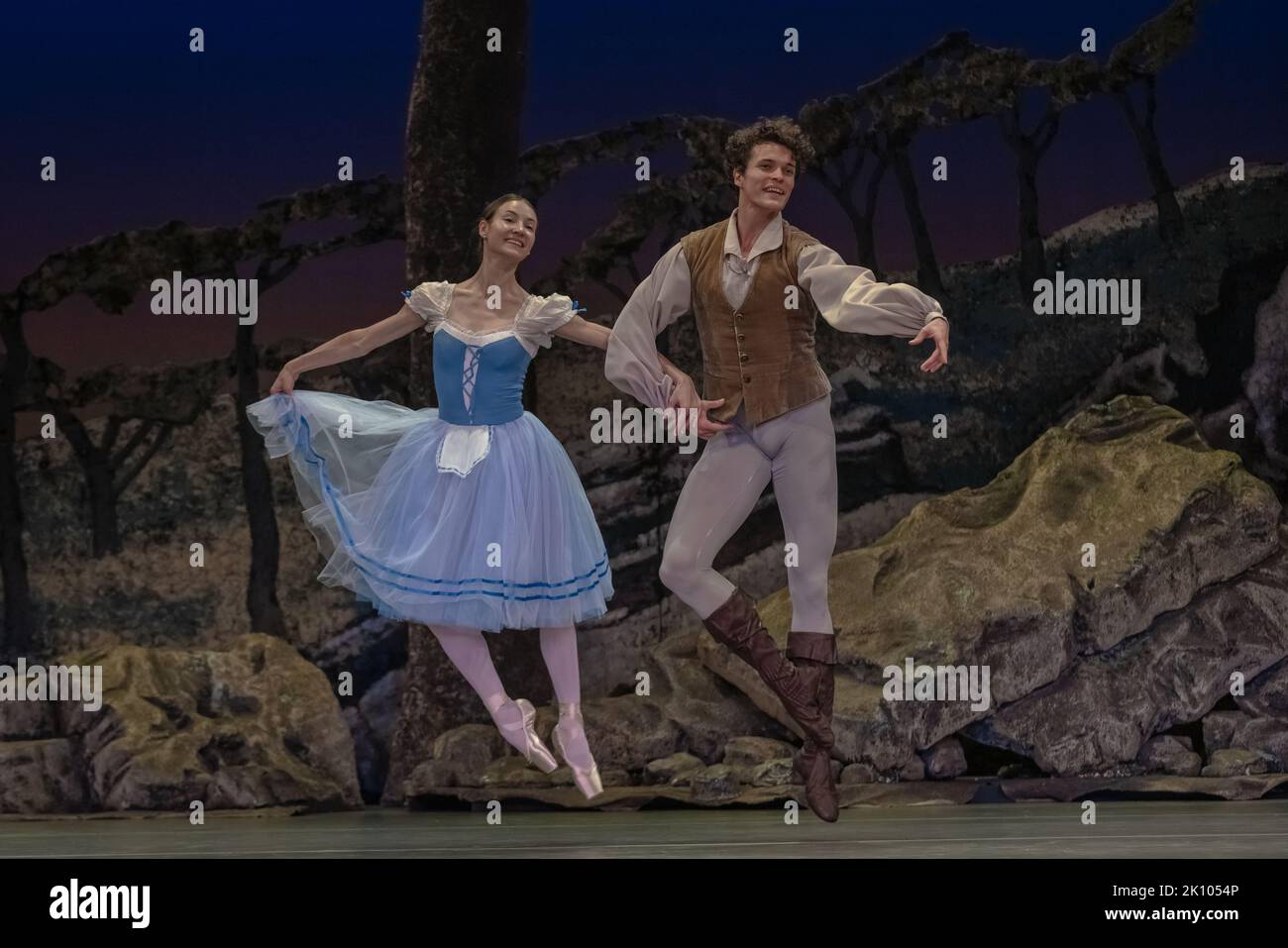 Londra, Regno Unito. 13th settembre 2022. Il balletto ucraino Unito esegue Giselle al London Coliseum. Guidata dal rinomato coreografo Alexei Ratmansky e con ospiti Katja Khaniukova e Alina Cojocaru, la compagnia completa di ballerini rifugiati ucraini ha tutte le loro storie di lasciare le loro case per entrare a far parte della compagnia. Con il supporto di English National Opera e Birmingham Royal Ballet, che stanno fornendo i costumi, il set e l'orchestra. Credit: Guy Corbishley/Alamy Live News Foto Stock