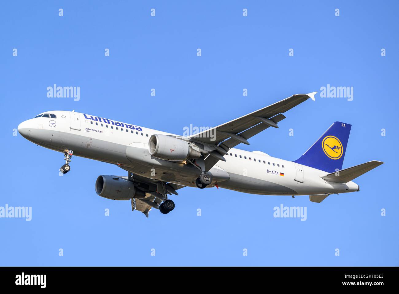 Monaco di Baviera, Germania - Febbraio 19. 2022: Lufthansa Airbus A320-200 con la registrazione D-AIZA in avvicinamento alla pista sud 26L del Foto Stock