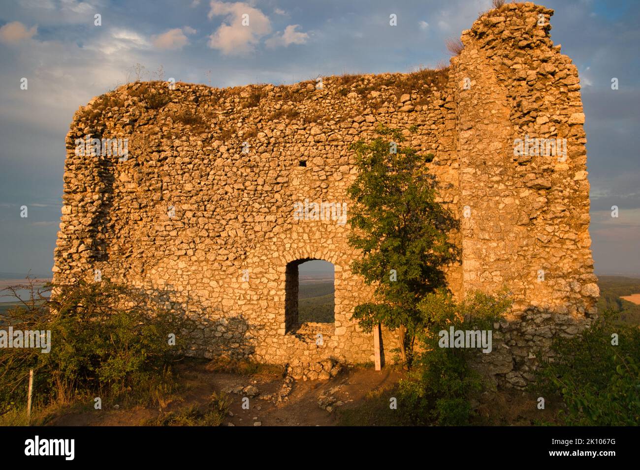 Una rovina del castello Sirotci hradek in Moravia, luce del tramonto. Foto Stock