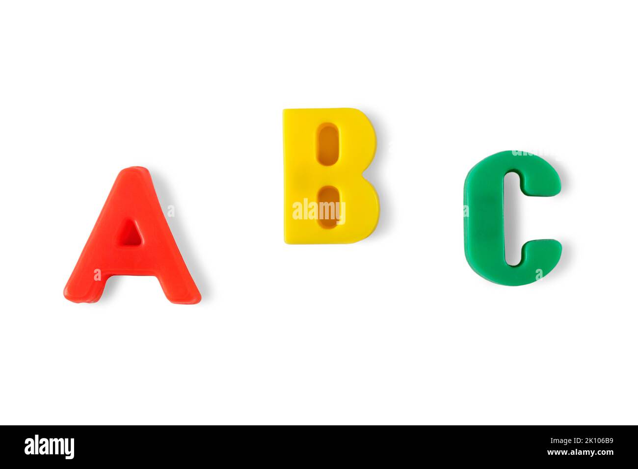 Lettere in plastica multicolore A, B e C isolate su sfondo bianco Foto Stock
