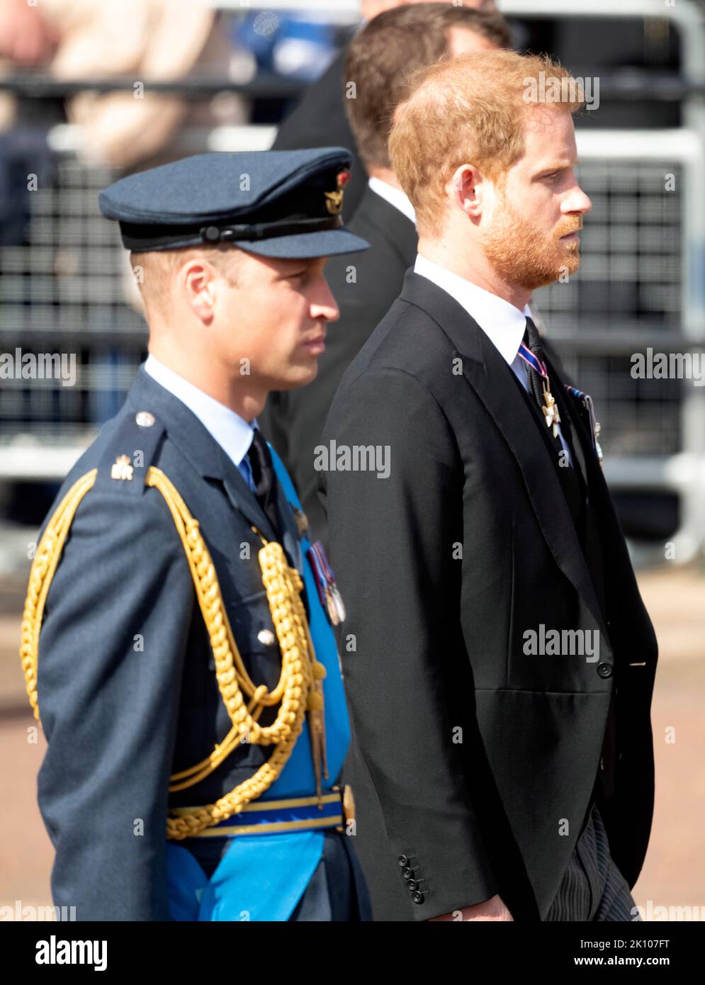 Settembre 14th, 2022. Londra, Regno Unito. La bara di QueenÕs lascia Buckingham Palace con una carrozza di pistola seguita dal principe Harry, il duca di Sussex, il principe William, il principe di Galles, il principe Andréj, il duca di York, la principessa Anna, la principessa reale, il principe Edoardo, il conte di Wessex, Re Carlo III e il Duca di Cambridge per prendere il viaggio a Westminster Hall, dove si trova in stato per quattro giorni prima del suo funerale. Credit: Doug Peters/EMPICS/Alamy Live News Foto Stock