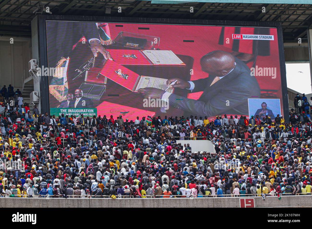 Nairobi, Kenya. 13th Set, 2022. I kenioti osservano il seguito e i lavori al Moi International Sports Center di Kasarani, Nairobi, per assistere al giuramento del Dr. William Rito come 5th Presidente della Repubblica del Kenya. Credit: SOPA Images Limited/Alamy Live News Foto Stock