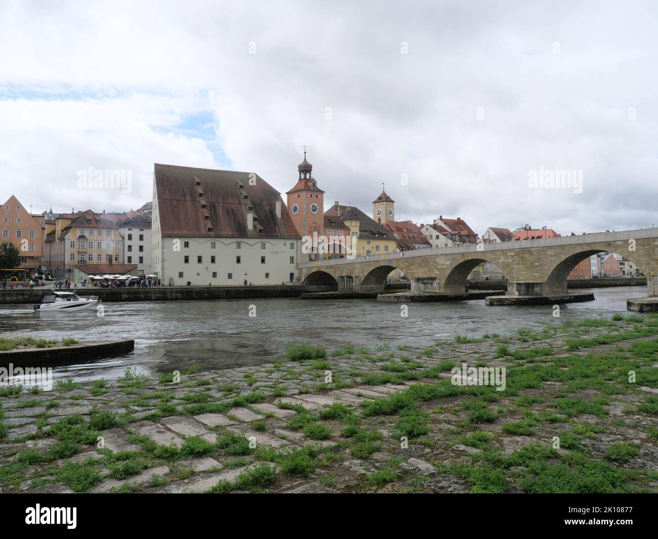 Alte Steinbrücke mit Rundbögen über den Fluss Donau in Bamberg Bayern Foto Stock