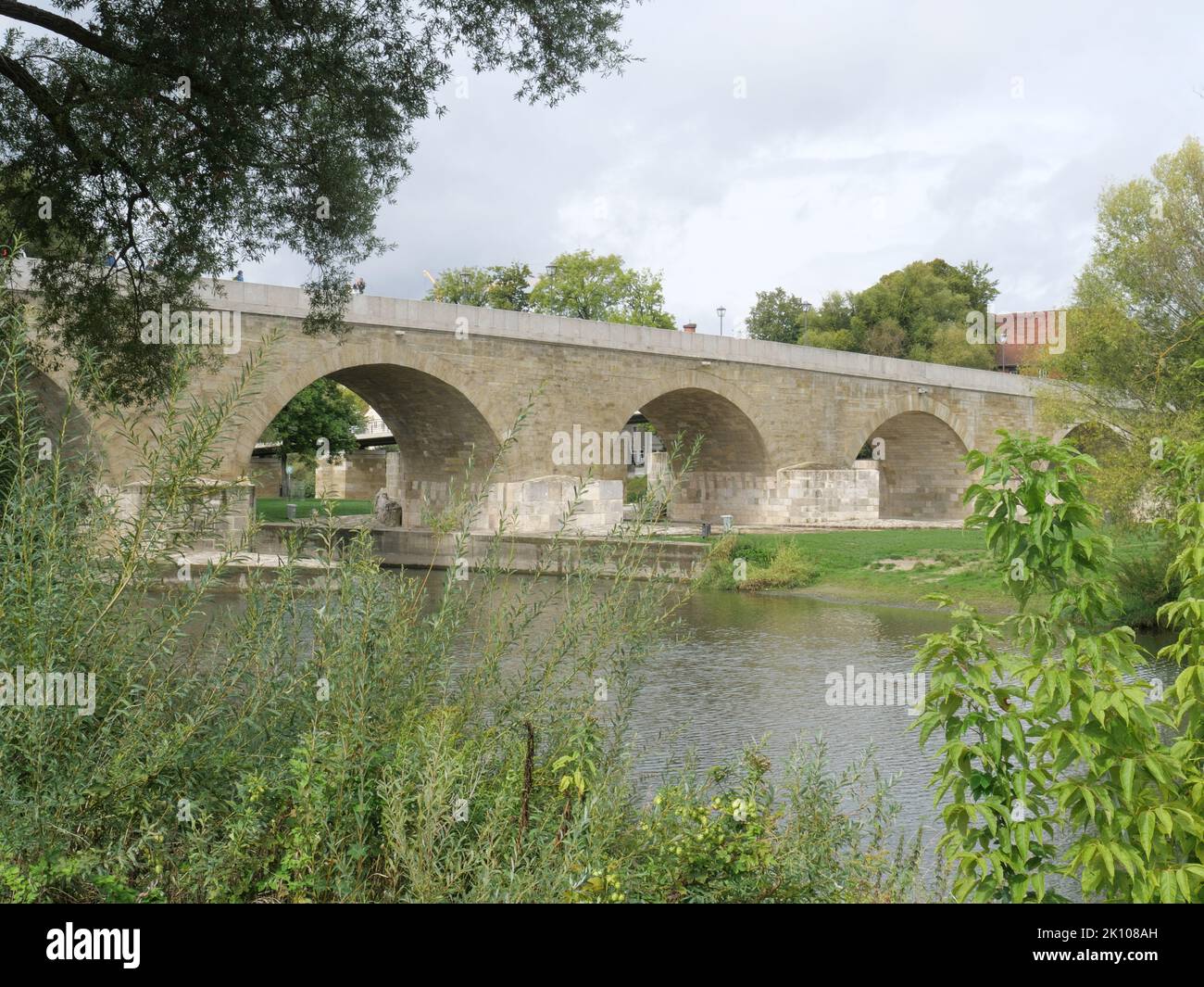 Alte Steinbrücke mit Rundbögen über den Fluss Donau in Bamberg Bayern Foto Stock