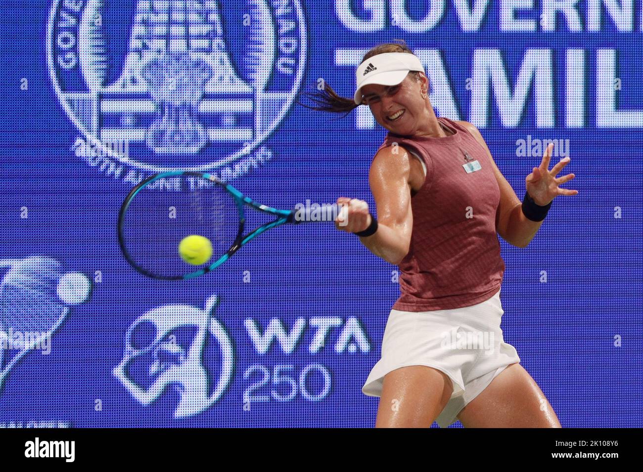 Chennai, Tamil Nadu, India. 14th Set, 2022. Il tennista svedese Rebecca Peterson in azione contro il tennista ceco Linda Fruhvirtova durante il torneo di tennis del WTA Tour Chennai Open 2022 a Chennai. (Credit Image: © Sri Loganathan/ZUMA Press Wire) Credit: ZUMA Press, Inc./Alamy Live News Foto Stock