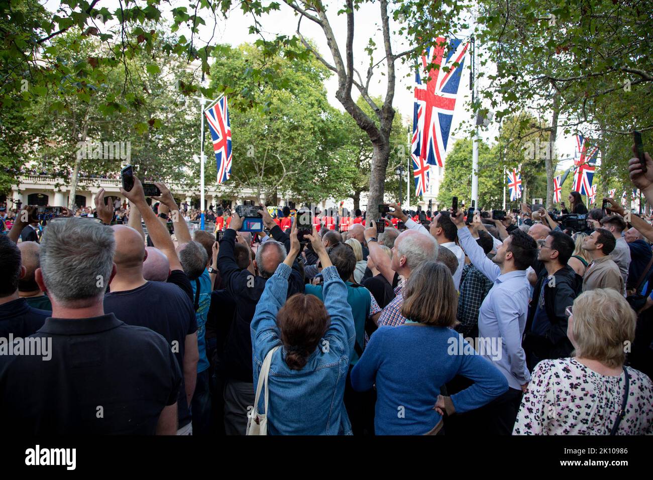 Londra, Inghilterra. 14th Settembre 2022. I pianti hanno costeggiato il Mall per rendere omaggio mentre la Regina compie il suo ultimo viaggio a Westminster Hall, dove si trova nello stato fino al giorno del suo funerale. Credit: Kiki Streitberger / Alamy Live News Foto Stock