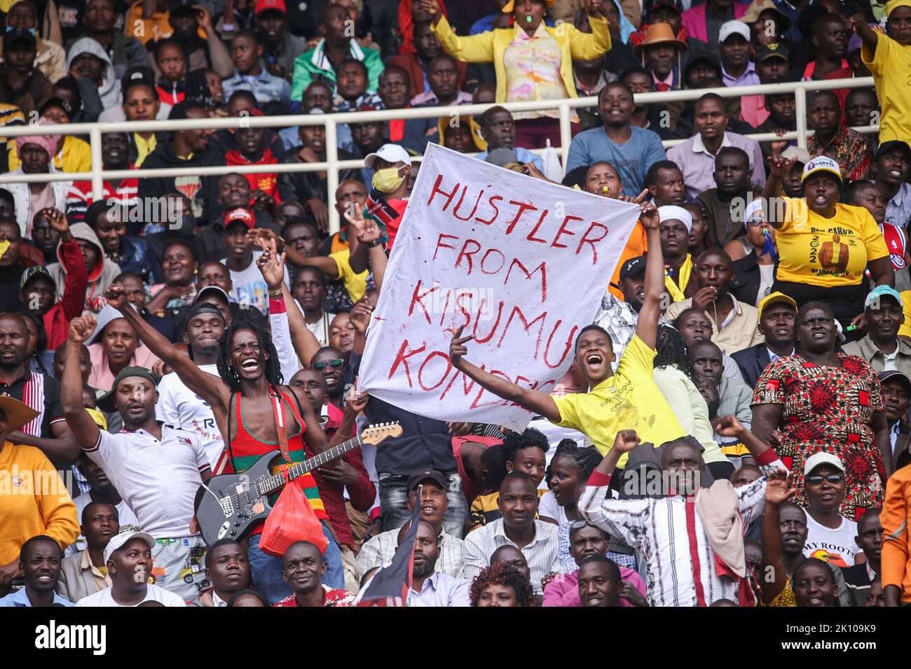 I keniani si sono alzati in migliaia al Moi International Sports Center di Kasarani, Nairobi, per assistere al giuramento del Dr. William Ruto come 5th Presidente della Repubblica del Kenya. (Foto di Boniface Muthoni / SOPA Images/Sipa USA) Foto Stock