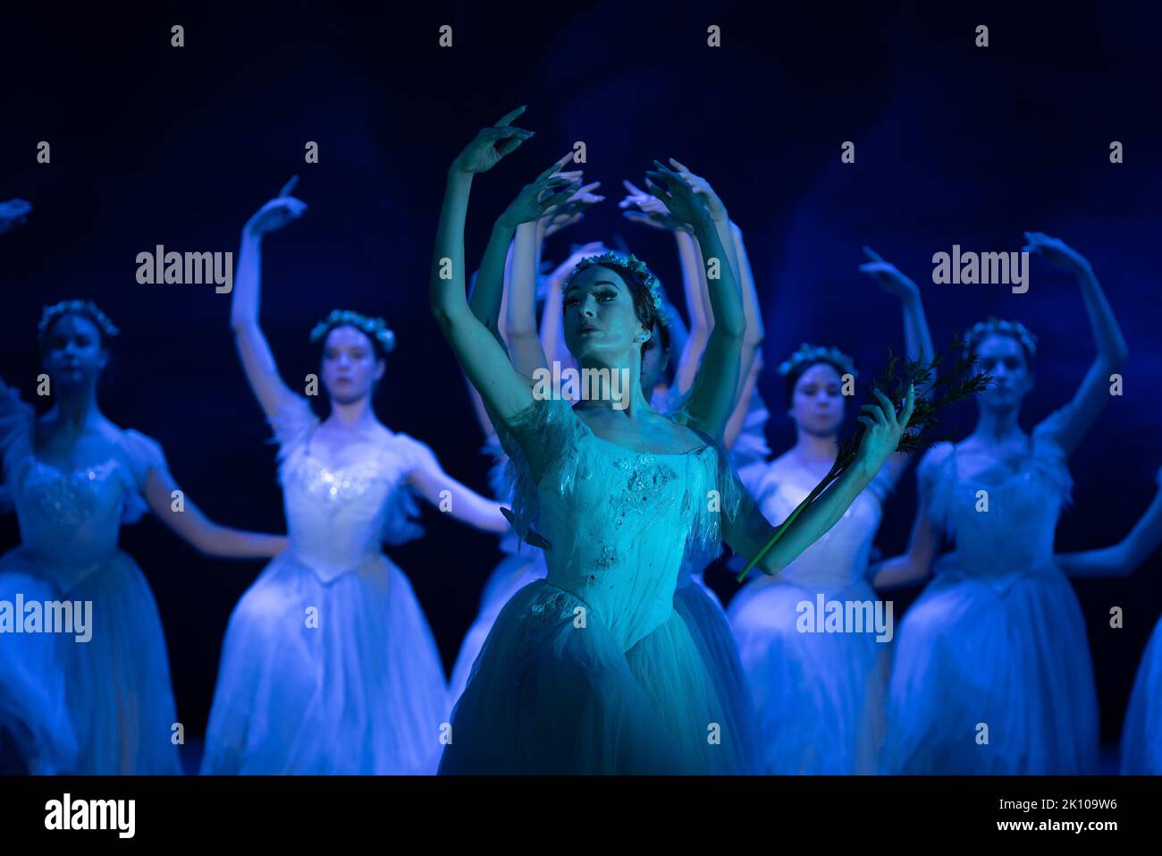 Londra, Regno Unito. 13th settembre 2022. Il balletto ucraino Unito esegue Giselle al London Coliseum. Guidata dal rinomato coreografo Alexei Ratmansky e con ospiti Katja Khaniukova e Alina Cojocaru, la compagnia completa di ballerini rifugiati ucraini ha tutte le loro storie di lasciare le loro case per entrare a far parte della compagnia. Con il supporto di English National Opera e Birmingham Royal Ballet, che stanno fornendo i costumi, il set e l'orchestra. Credit: Guy Corbishley/Alamy Live News Foto Stock