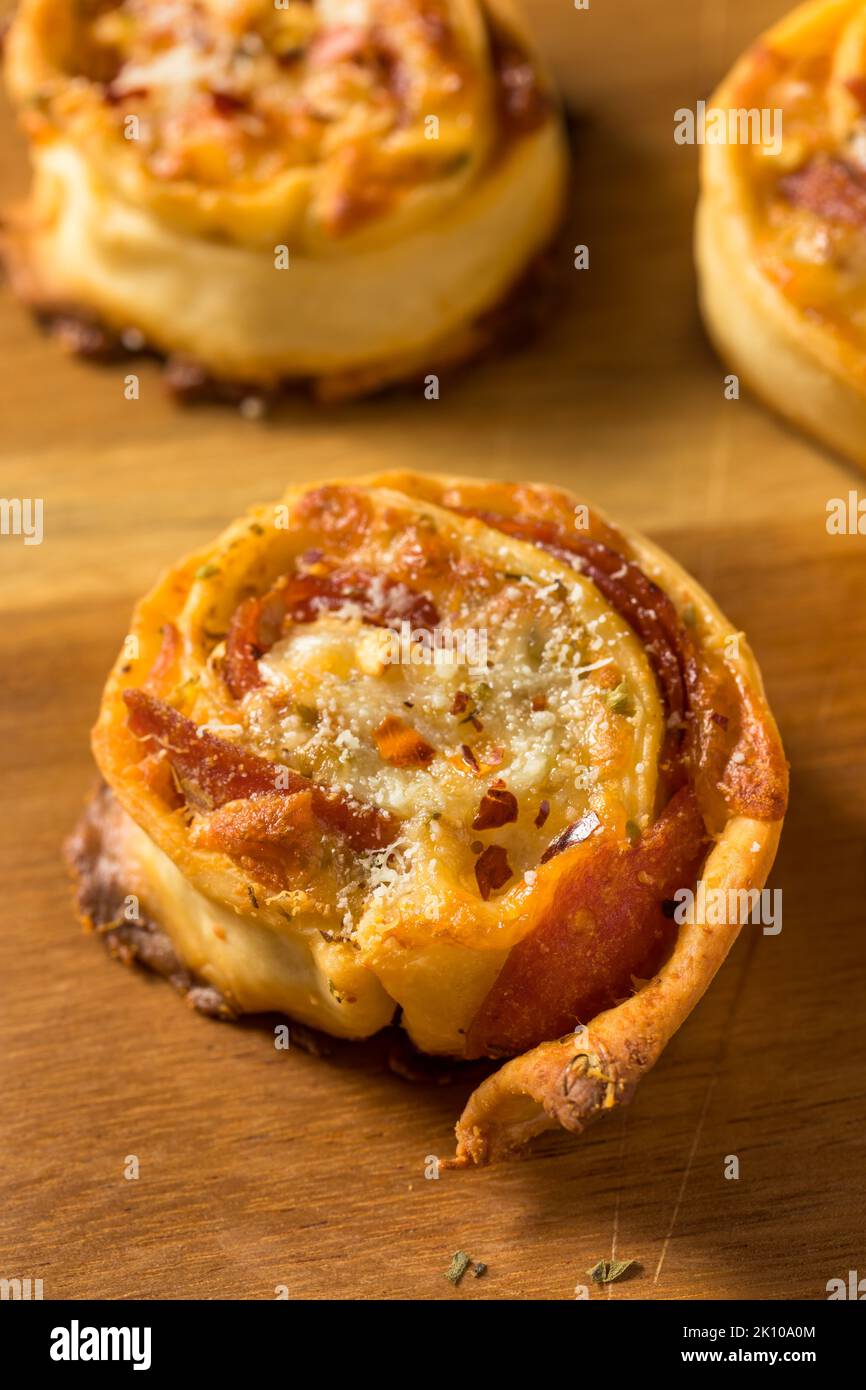 Pizza fatta in casa antipasti di panini con formaggio e salsa Marinara Foto Stock