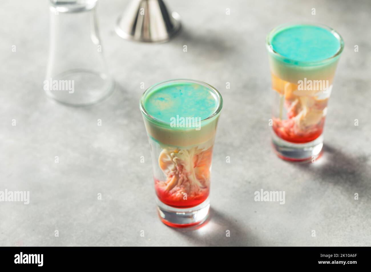 Cocktail Boozy Alien Brain Hemorrhage Shot per Halloween Foto Stock