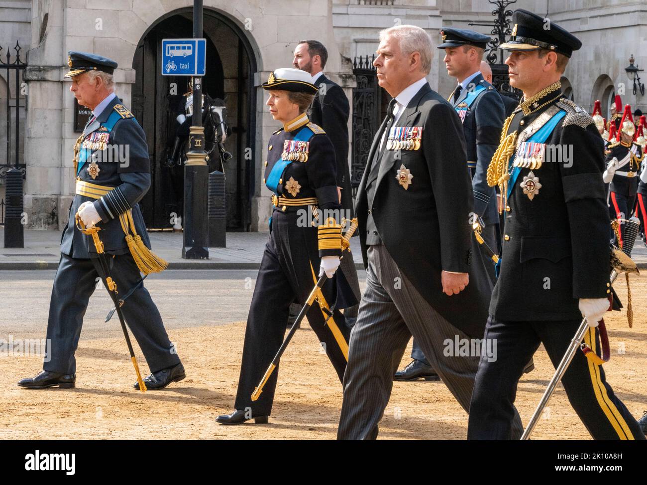 Londra, Regno Unito. 14th Set, 2022. Da sinistra: Il re britannico Carlo III, la principessa Anna, il principe Andrea, il principe William e il principe Edward, seguire la bara della regina britannica Elisabetta come viene trasportato da Buckingham Palace alle Case del Parlamento per la sua sdraiata nello stato, a Londra, in Gran Bretagna, 14 settembre 2022. Credito: Rob Taggart/Alamy Live News Credit: Rob Taggart/Alamy Live News Foto Stock