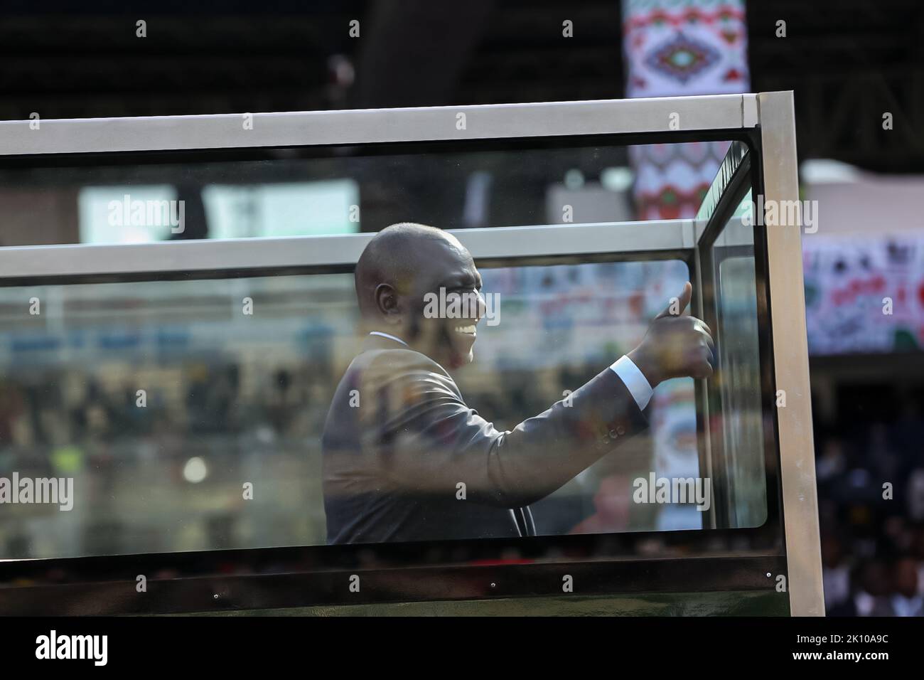 Il 5th Presidente della Repubblica del Kenya Dr. William Ruto (C) si rivolge ai keniani che avevano partecipato alla sua cerimonia inaugurale al Moi International Sports Center di Kasarani, Nairobi dopo essere stato giurato. (Foto di Boniface Muthoni / SOPA Images/Sipa USA) Foto Stock