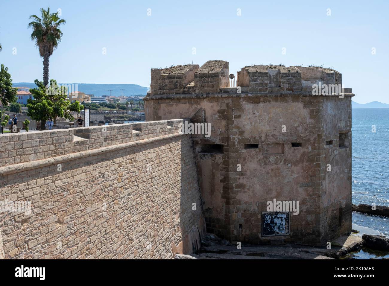 Torre di San Giacomo sui bastioni della città vecchia di Alghero, Sardegna, Italia Foto Stock