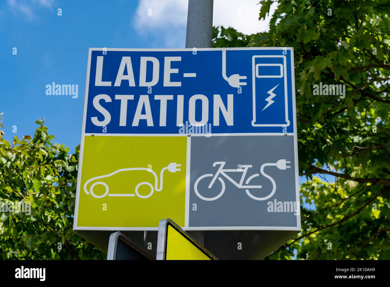 Stazione di ricarica per e-car e e-bike, in un parcheggio, immagine simbolica Foto Stock
