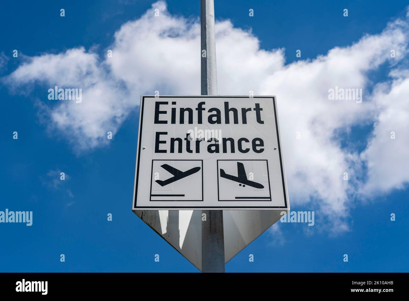 Cartello d'ingresso all'aeroporto, strada di accesso all'aeroporto, parcheggio, immagine simbolica Foto Stock