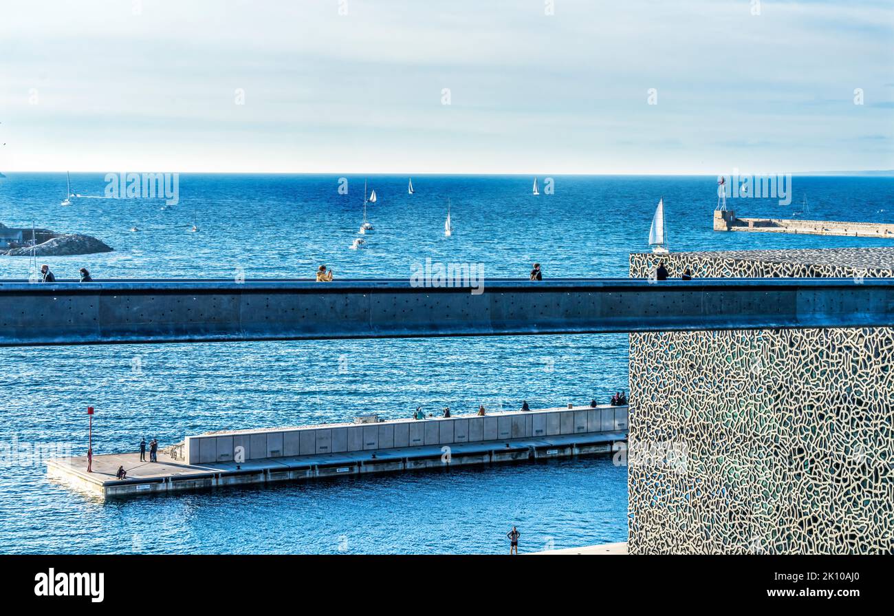 Modern Mucem Museum turisti Porto Barche a vela Mar Mediterraneo Marsiglia paesaggio urbano Breakwater Cote d'Azur Francia Mucem è un museo di Europa e Medi Foto Stock