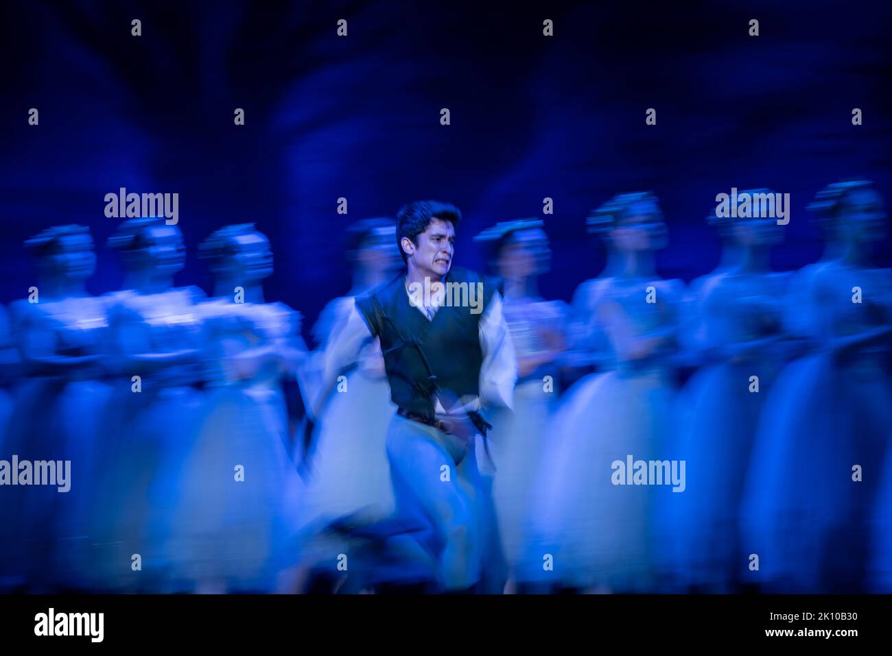 Londra, Regno Unito. 13th settembre 2022. Il balletto ucraino Unito esegue Giselle al London Coliseum. Guidata dal rinomato coreografo Alexei Ratmansky e con ospiti Katja Khaniukova e Alina Cojocaru, la compagnia completa di ballerini rifugiati ucraini ha tutte le loro storie di lasciare le loro case per entrare a far parte della compagnia. Con il supporto di English National Opera e Birmingham Royal Ballet, che stanno fornendo i costumi, il set e l'orchestra. Credit: Guy Corbishley/Alamy Live News Foto Stock