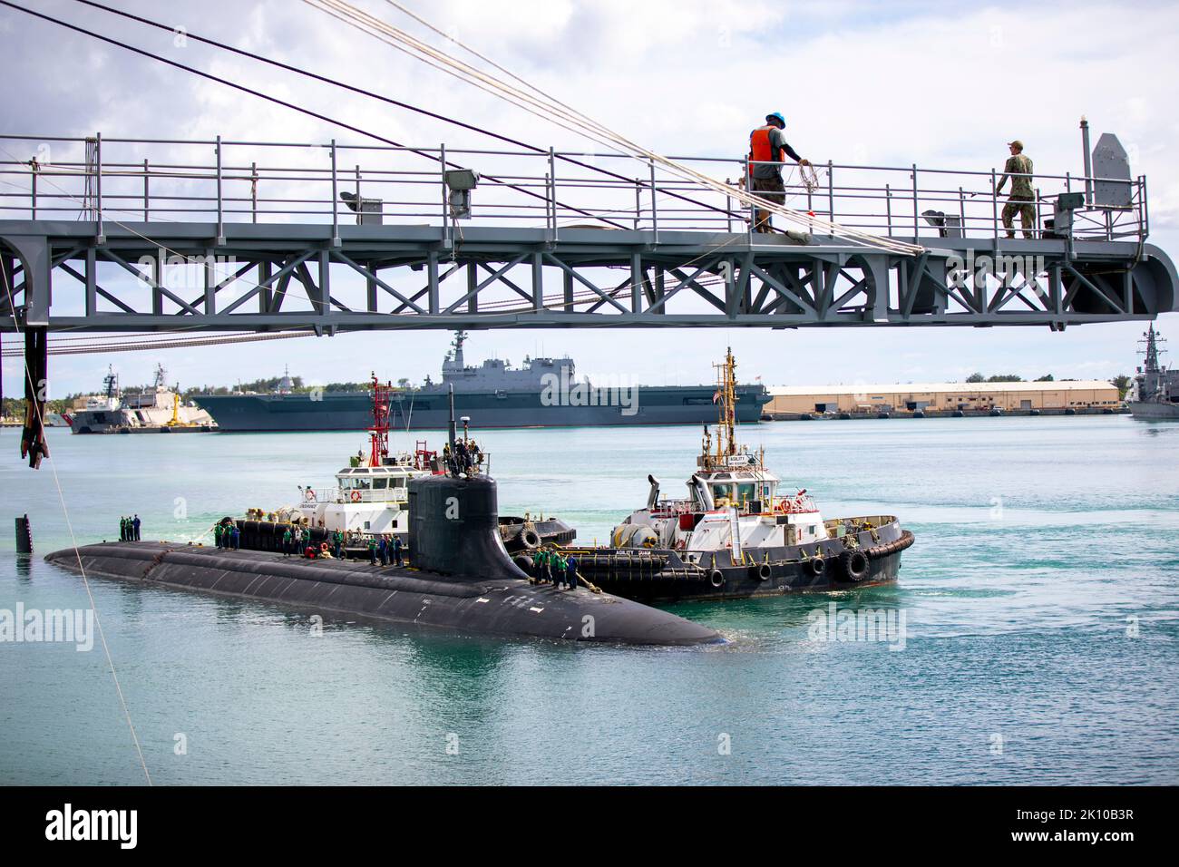 Apra Harbor, Stati Uniti. 25 agosto, 2022. Il sottomarino ad attacco rapido USS Seawolf della Marina statunitense arriva per una visita al porto per rifornire il 25 agosto 2022 ad Apra Harbor, Guam. Credito: Leary/USA di MCS Darek Navy/Alamy Live News Foto Stock