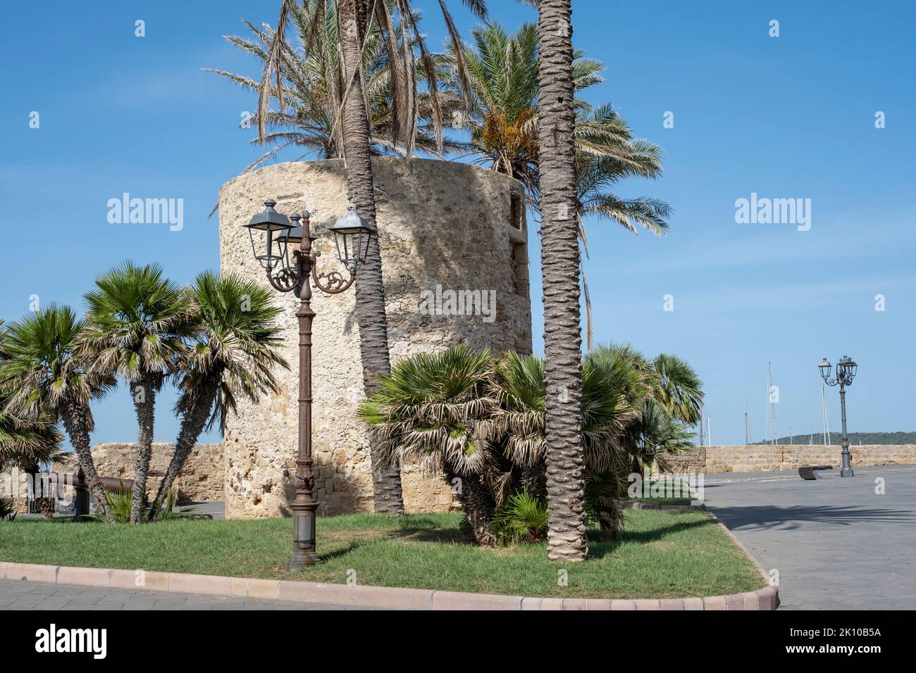 Torre sui bastioni del centro storico di Alghero, Sardegna, Italia Foto Stock
