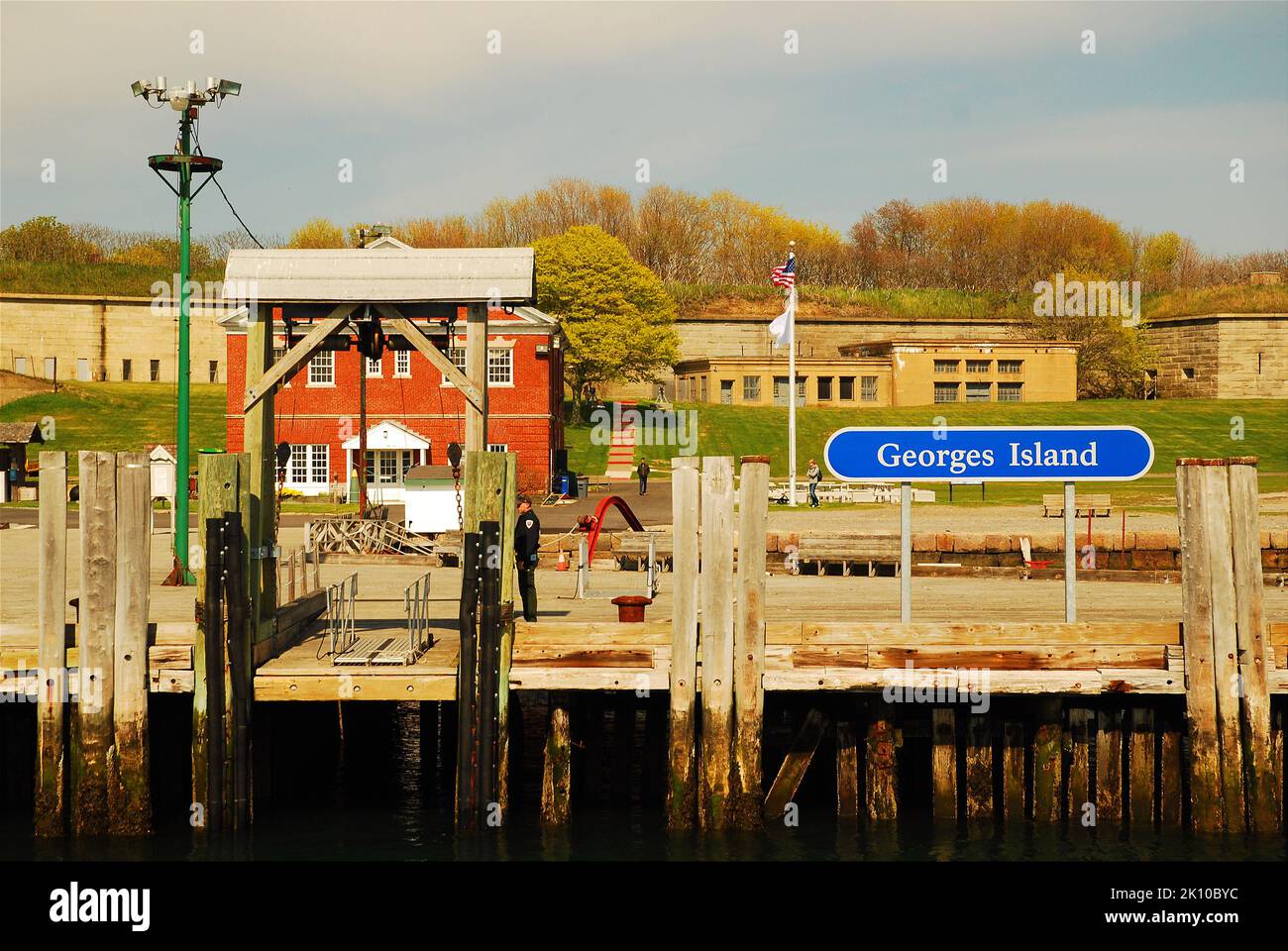 Il molo di Georges Island, parte della Boston Harbor Islands National Recreation Area, accoglie i visitatori presso il molo dei traghetti Foto Stock