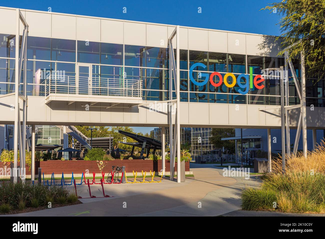 MOUNTAIN VIEW, CA, USA - 13 SETTEMBRE 2022: Il segno di Google è visto a Googleplex, il complesso della sede centrale di Google e dei suoi genitori Foto Stock