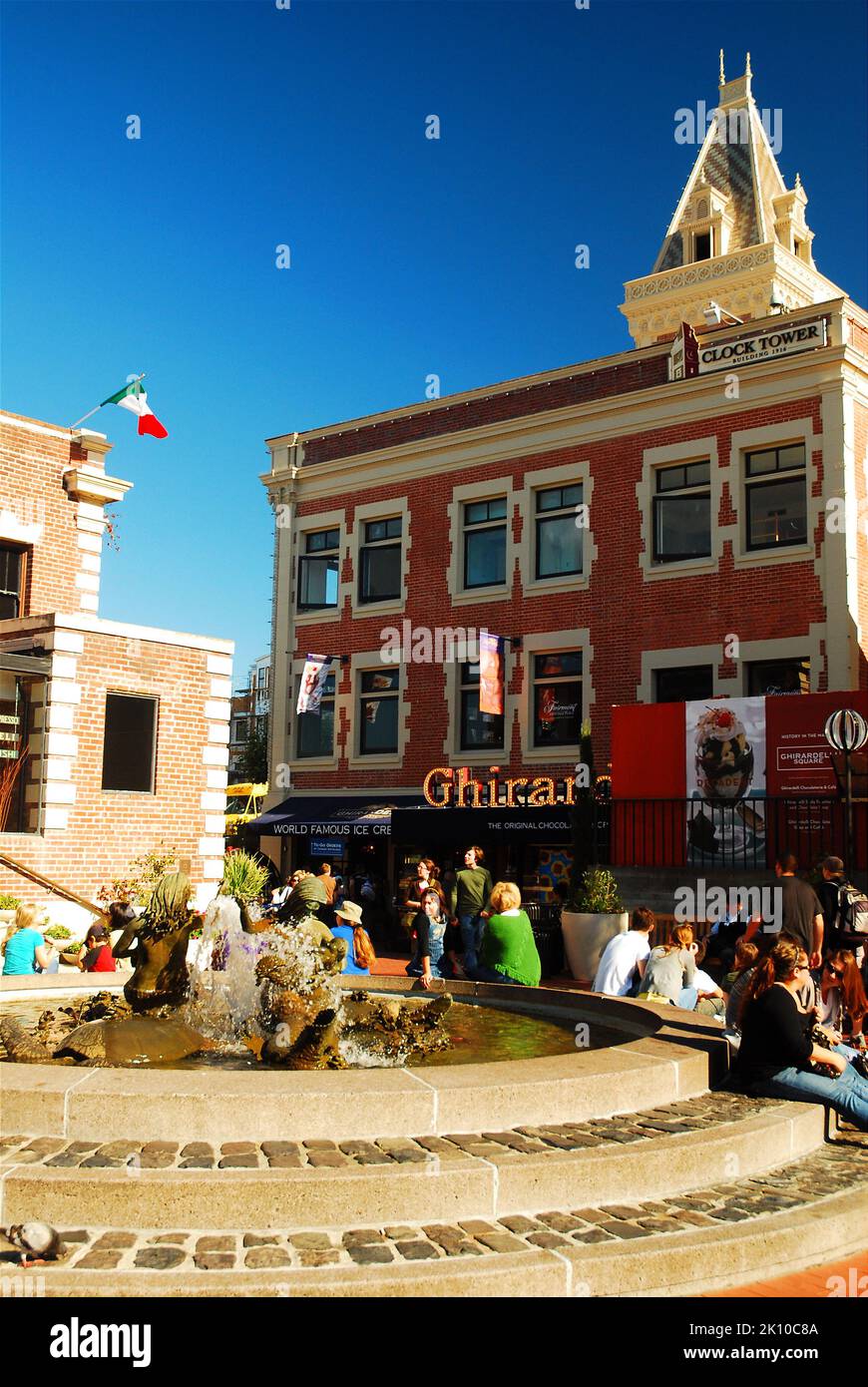 I turisti si siedono intorno alla Fontana di Andrea, di Asawa Lee, in Piazza Ghirardelli, a San Francisco Foto Stock